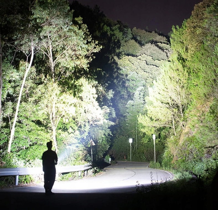 MOCNA LATARKA WIELOFUNKCYJNA 5x LED T6 WOJSKOWA 05